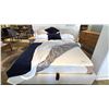 Image 2 : G4 QUEEN MATTRESS STORE DEMO 10 3/4" THICK