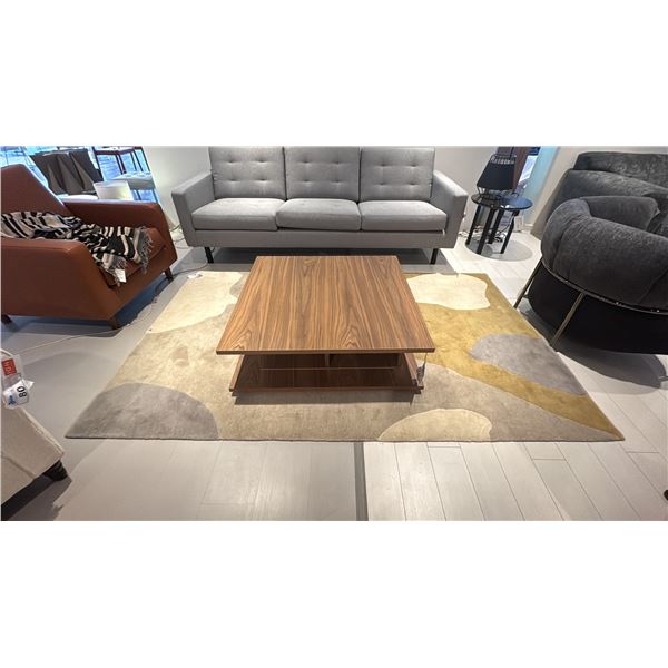 EQ3 FLORAL AREA  RUG. 8' X 5'