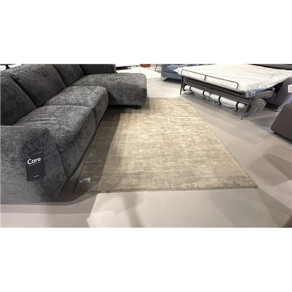 8' X 5'6" AREA RUG