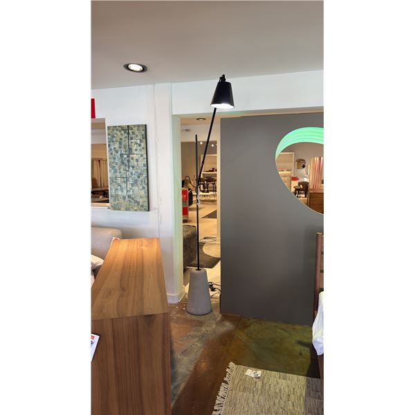 PETRIE FORMA BLACK WITH CONCRETE BASE LAMP. MODERN, FUNCTIONAL AND BUILT TO LAST.