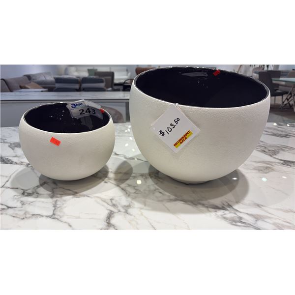 PAIR OF CALLIGARIS JASPER DISPLAY BOWLS.