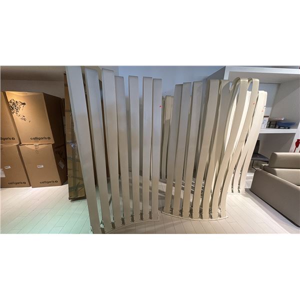 GROUP OF 2 NATUZZI ROOM DIVIDERS