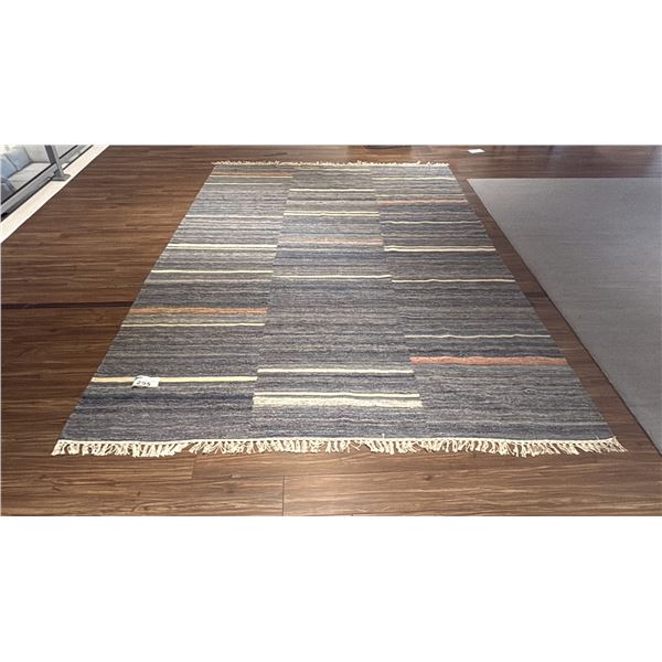 EQ3 9' X 6' AREA RUG.