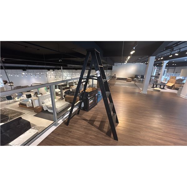 6' WOOD STEPLADDER