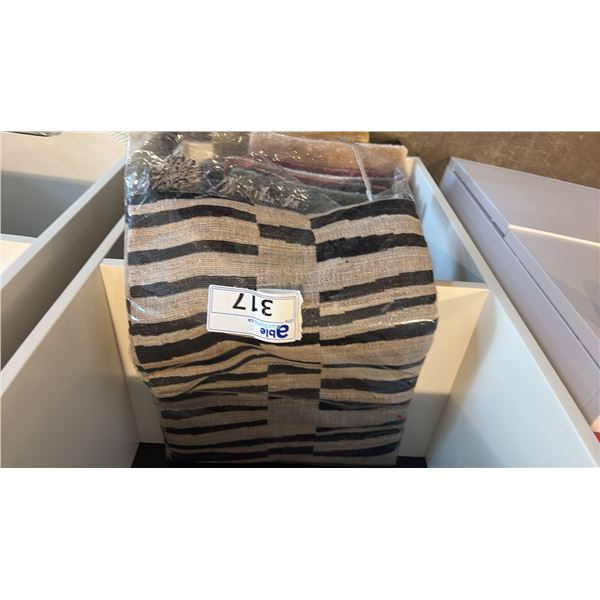 EQ3 MEDINA BLACK/BEIGE THROW.