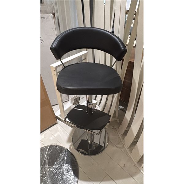 CALLIGARIS NEW YORK HYDRAULIC STOOL. 100% LEATHER. BAR HEIGHT TO COUNTER HEIGHT. RETAIL $1,450