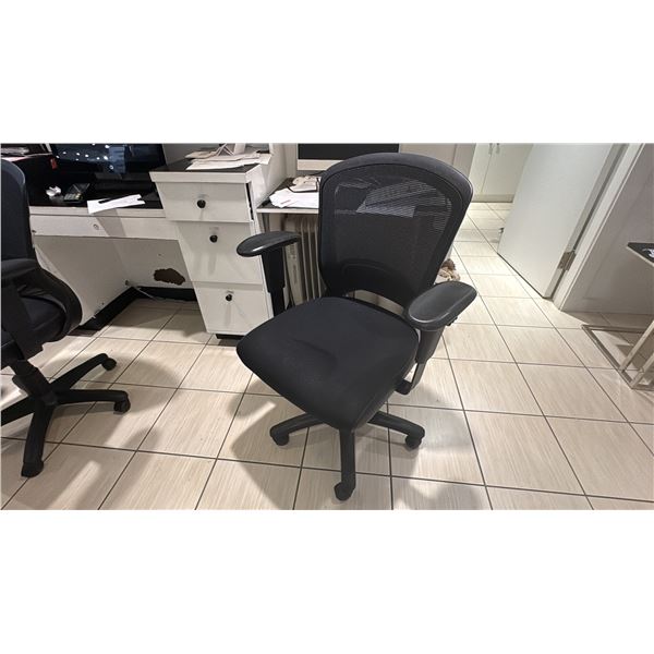 MESH BACK TASK CHAIR. ADJUSTABLE ARMS.