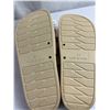 Image 5 : 2 pr Tims Run Club Slides (new in original packaging)