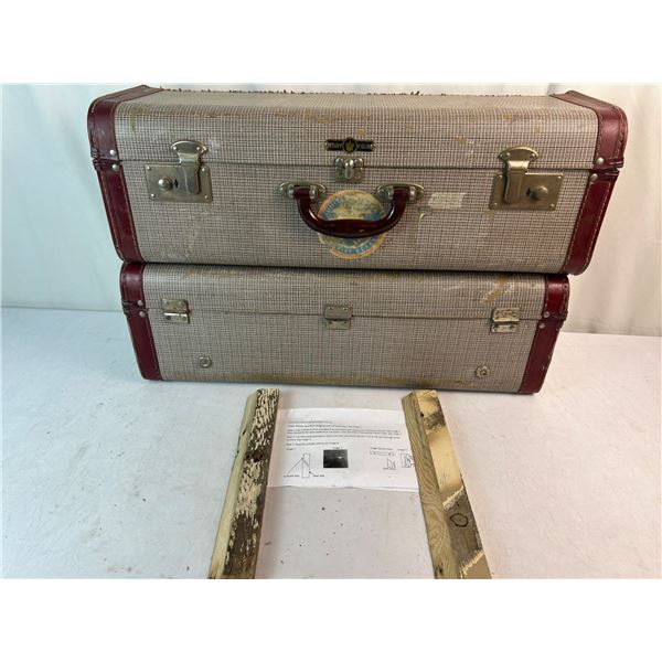 Suitcase shelves, Grey with Burgundy stripes