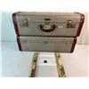 Image 1 : Suitcase shelves, Grey with Burgundy stripes