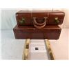 Image 1 : Suitcase shelves, brown leather