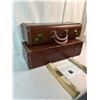 Image 2 : Suitcase shelves, brown leather