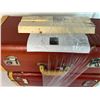 Image 2 : Suitcase shelves, Red with yellow trim