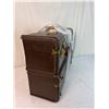 Image 2 : Suitcase shelves, Brown with red handle