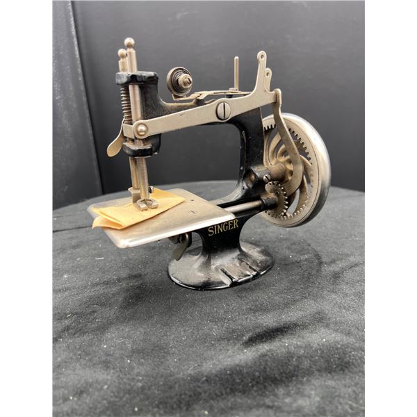 Vintage / Antique Singer Sewhandy 20