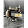 Image 2 : Vintage / Antique Singer Sewhandy 20
