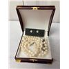 Image 1 : Lovely set of Pearls with 1 pair of post earrings and 1 pair of dangles