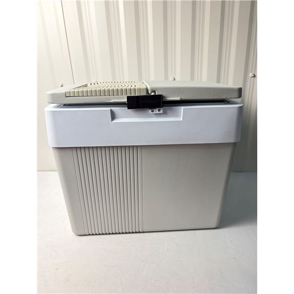 Koolatron Kooler 31 qt. plugs into 12 volt vehicle, working condition