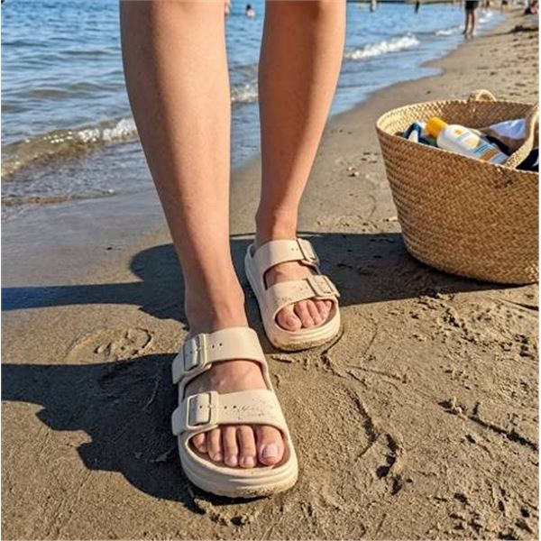 Beige slip-on rubber sandals, size 6