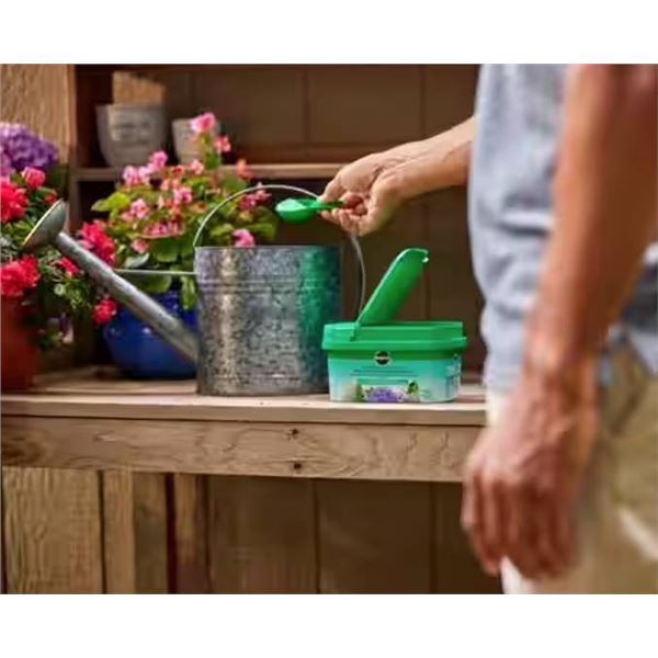 Miracle-Gro 500g 28-10-10 Water Soluble Evergreen and Acid Loving Plant Fertilizer