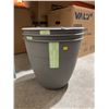 Image 2 : 3 gray plastic planters, 12 in