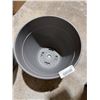 Image 3 : 3 gray plastic planters, 12 in