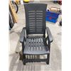 Image 3 : Lot of 2 Plastic Chairs, 42in x 27in