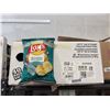 Image 2 : Lay's Salt & Vinegar Potato Chips 40x40g