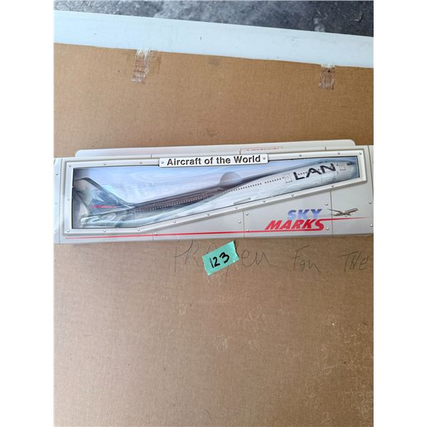 AIRCRAFT OF THE WORLD SKY MARKS LAN AIRLINES MODEL AIRPLANE DIECAST