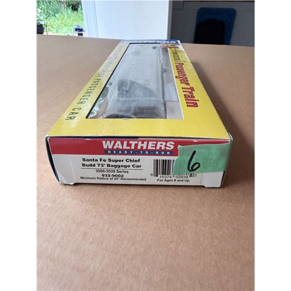 WALTHERS HO SANTA FE SUPER CHIEF BUDD 73' BAGGAGE CAR 932-9002