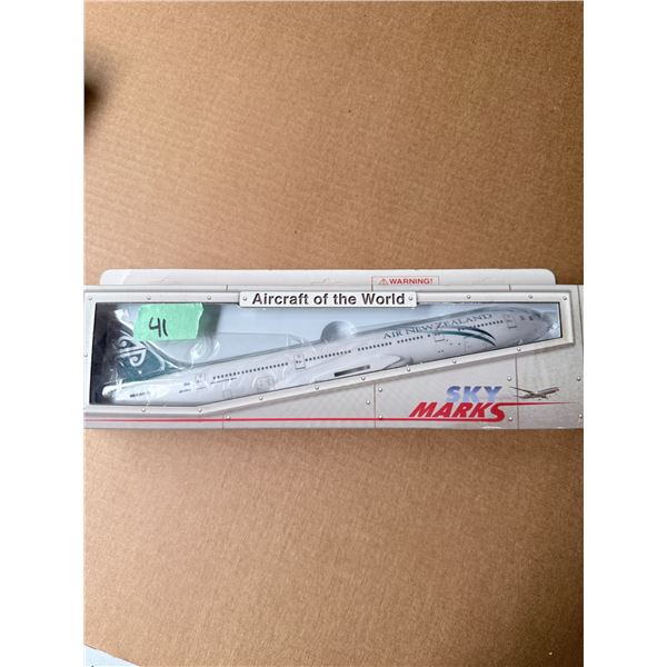 CATHAY PACIFIC BOEING 747-400F MODEL AIRPLANE DIECAST