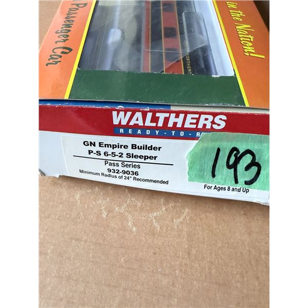 WALTHERS READY-TO-RUN HO GREAT NORTHERN EMPIRE BUILDER PASSENGER SLEEPER CAR