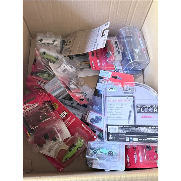 MIXED LOT OF PACKAGED DIECAST CARS (GREENLIGHT, MAJORETTE, M2)