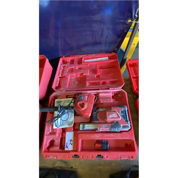 MILWAUKEE M12 HAMMERVAC UNIVERSAL DUST EXTRACTOR IN HARD TRANSPORT CASE WITH 2 BATTERIES & CHARGER