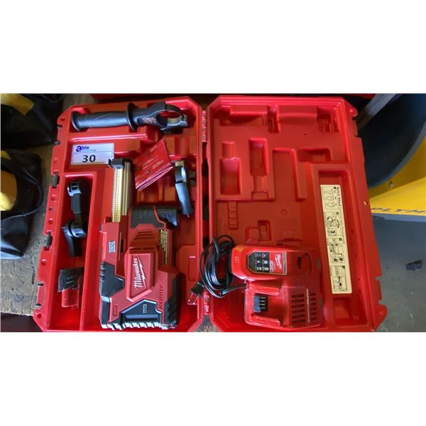 MILWAUKEE M12 HAMMERVAC UNIVERSAL DUST EXTRACTOR IN HARD TRANSPORT CASE WITH 2 BATTERIES & CHARGER