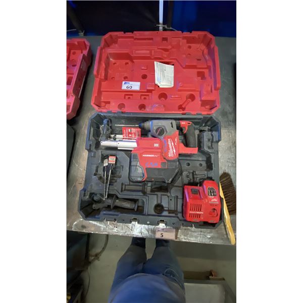 MILWAUKEE M18 HAMMERVAC WITH DUST EXTRACTOR IN HARD TRANSPORT CASE -NO BATTERY, 1 CHARGER