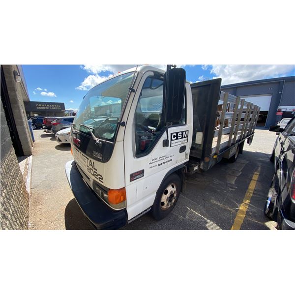 2004 GMC W4500, 2DR FLATDECK TRUCK, WHITE, VIN J8DC4B14747008462,