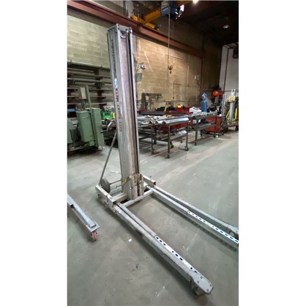 GENIE SUPERLIFT SL-24 HEAVY DUTY MANUALLY OPERATED MATERIAL LIFT 650LB CAPACITY