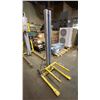 Image 2 : SUMNER MANUFACTURING LIL HOISTER 2210 MANUALLY OPERATED MATERIAL LIFT 300LB CAPACITY