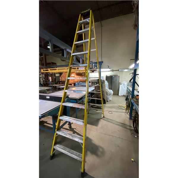 FEATHERLITE YELLOW 12' FIBERGLASS LADDER