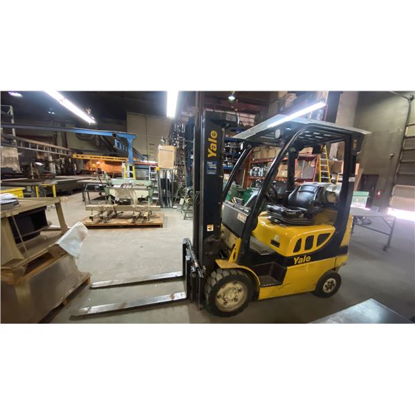 YALE GLC050VXNVRE085YELLOW PROPANE FORKLIFT WITH SOLID TIRES, FINGER CONTROLS, 3 STAGE MAST, SIDE
