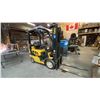 Image 2 : YALE GLC050VXNVRE085YELLOW PROPANE FORKLIFT WITH SOLID TIRES, FINGER CONTROLS, 3 STAGE MAST, SIDE