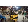 Image 4 : YALE GLC050VXNVRE085YELLOW PROPANE FORKLIFT WITH SOLID TIRES, FINGER CONTROLS, 3 STAGE MAST, SIDE