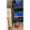 Image 2 : RED HEAVY DUTY HAND CORNER NOTCHER