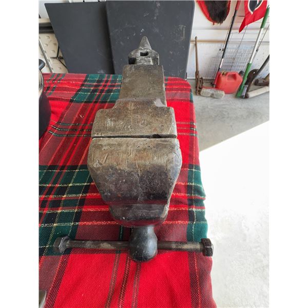 Large Cast Iron Bench Vise Anvil Combination
