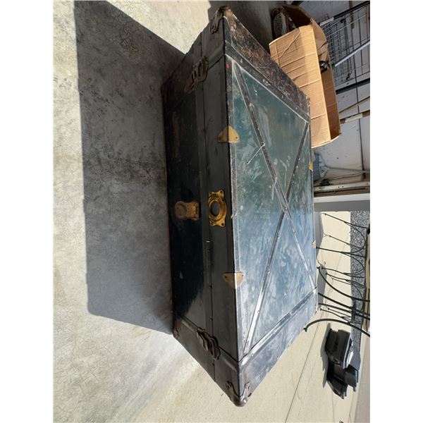 Metal Trunk with Interior Tray and Harness