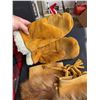 Image 4 : Several pieces of handmade winterwear: MOOSE HIDE LEATHER mittens lined with fleece, a pair of tall 