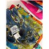 Image 8 : Scarfs and Clothing Accessories