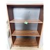 Image 1 : GROUP OF 2 SMALL FURNITURE PIECES BOOKSHELF AND SIDE TABLE