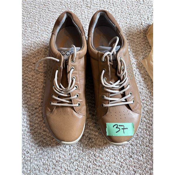 PAIR OF ECCO LACE-UP SHOES SIZE 43